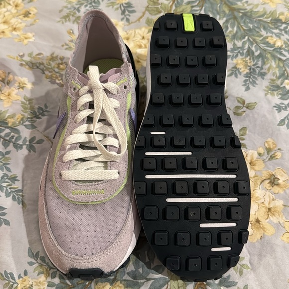 Women’s Nike Waffle One - Picture 3 of 4